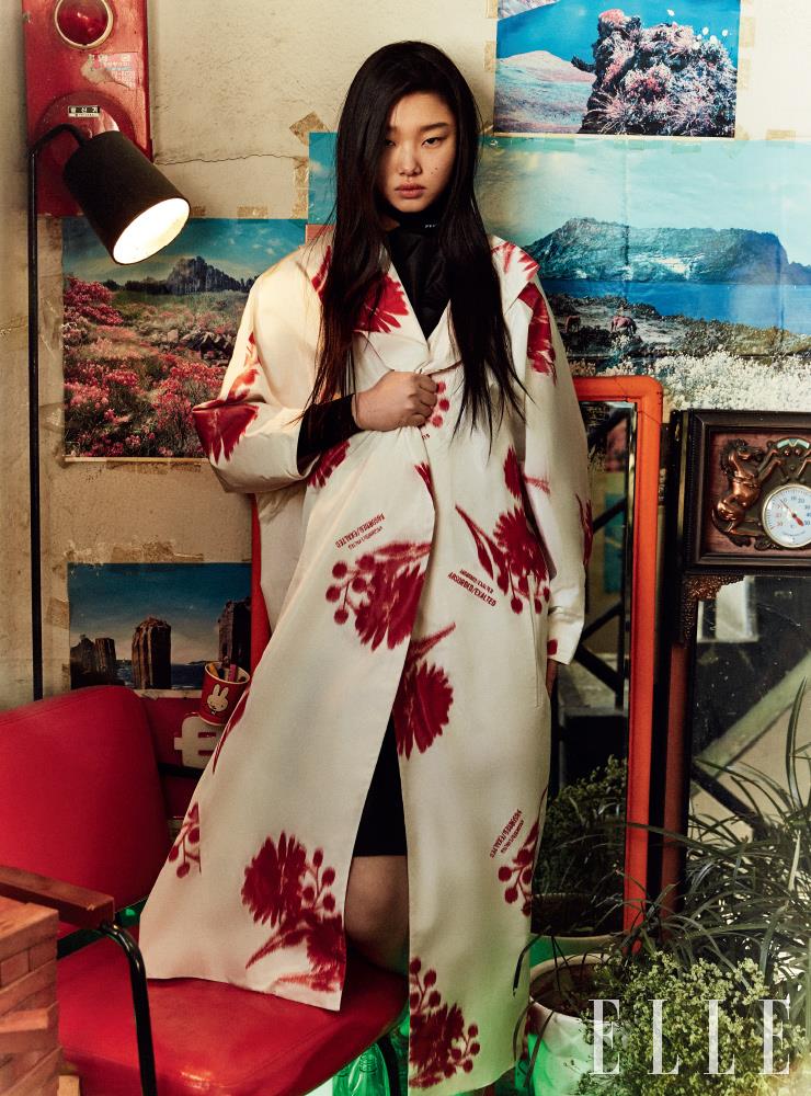 플라워 프린트의 오버사이즈 아우터웨어와 커팅 디테일의 블랙 터틀넥, 드레스는 모두 Prada.