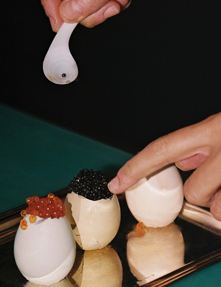 라일라 고하 아름다운 푸드 스타일링과 퍼포먼스로 버버리, 꼼 데 가르송, 시몬 로샤 등 패션 브랜드의 뜨거운 러브 콜을 받고 있는 뉴욕 기반의 아티스트. 식재료에 대한 그의 신선하고 스타일리시한 접근에서 많은 영감을 얻는다.