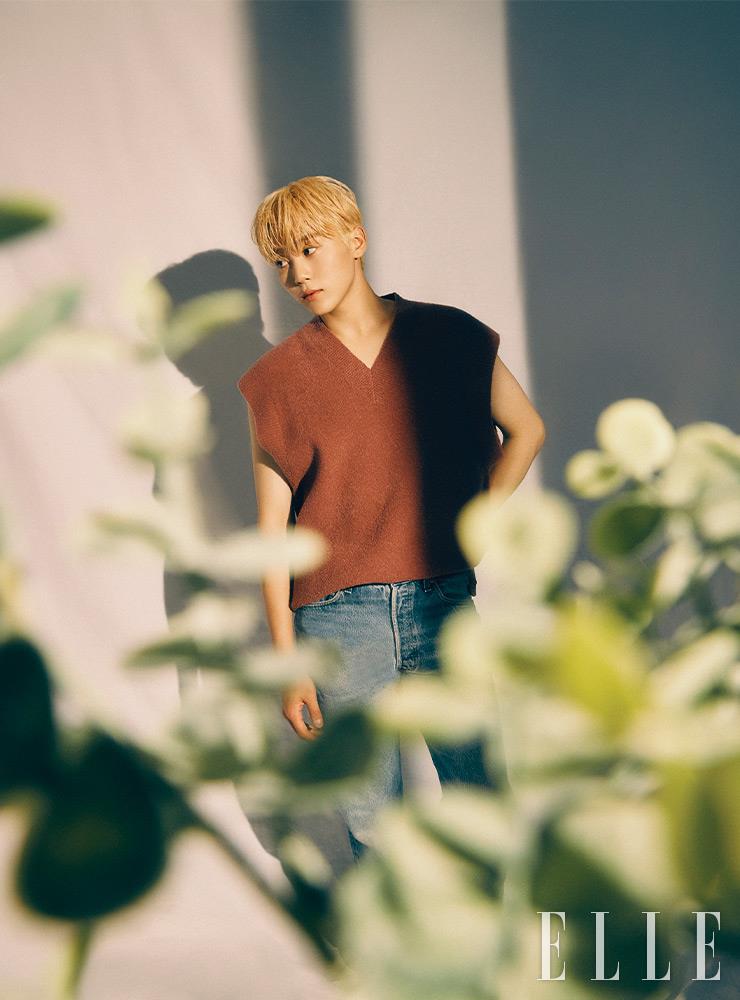 니트 베스트는 Cos. 데님 팬츠는 Levi’s.