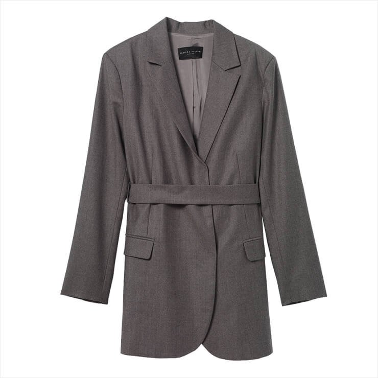 넉넉한 실루엣의 벨티드 재킷은 2백58만원, Fabiana Filippi. 