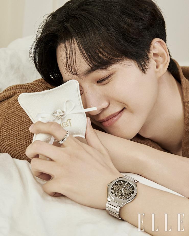 피아제 폴로의 정체성은 살리고 기존보다 케이스 두께가 3mm 얇아진 ‘폴로 스켈레톤 워치’, 7개의 브릴리언트 컷 다이아몬드가 세팅된 ‘포제션 웨딩링’, 쿠션에 놓인 ‘엘레강스 솔리테어 링’은 모두 Piaget. 의상은 Burberry.