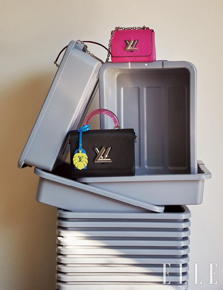 앙증맞은 크기의 트위스트 미니 백, 아세테이트 핸들과 잎사귀 모양의 태그를 더한 트위스트 백은 모두 Louis Vuitton.