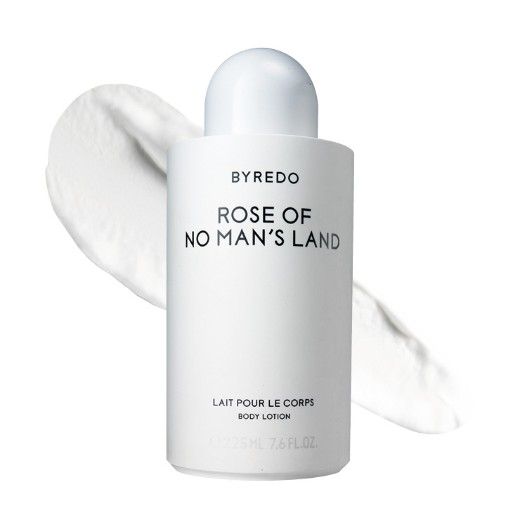 로즈 앱솔루트의 풍미가 라즈베리와 함께 더욱 완벽한 장미 향을 만들어, 부드럽고 실키하게 피부를 감싸는 로즈 오브 노 맨즈 랜드 바디 로션, 7만9천원, Byredo. 