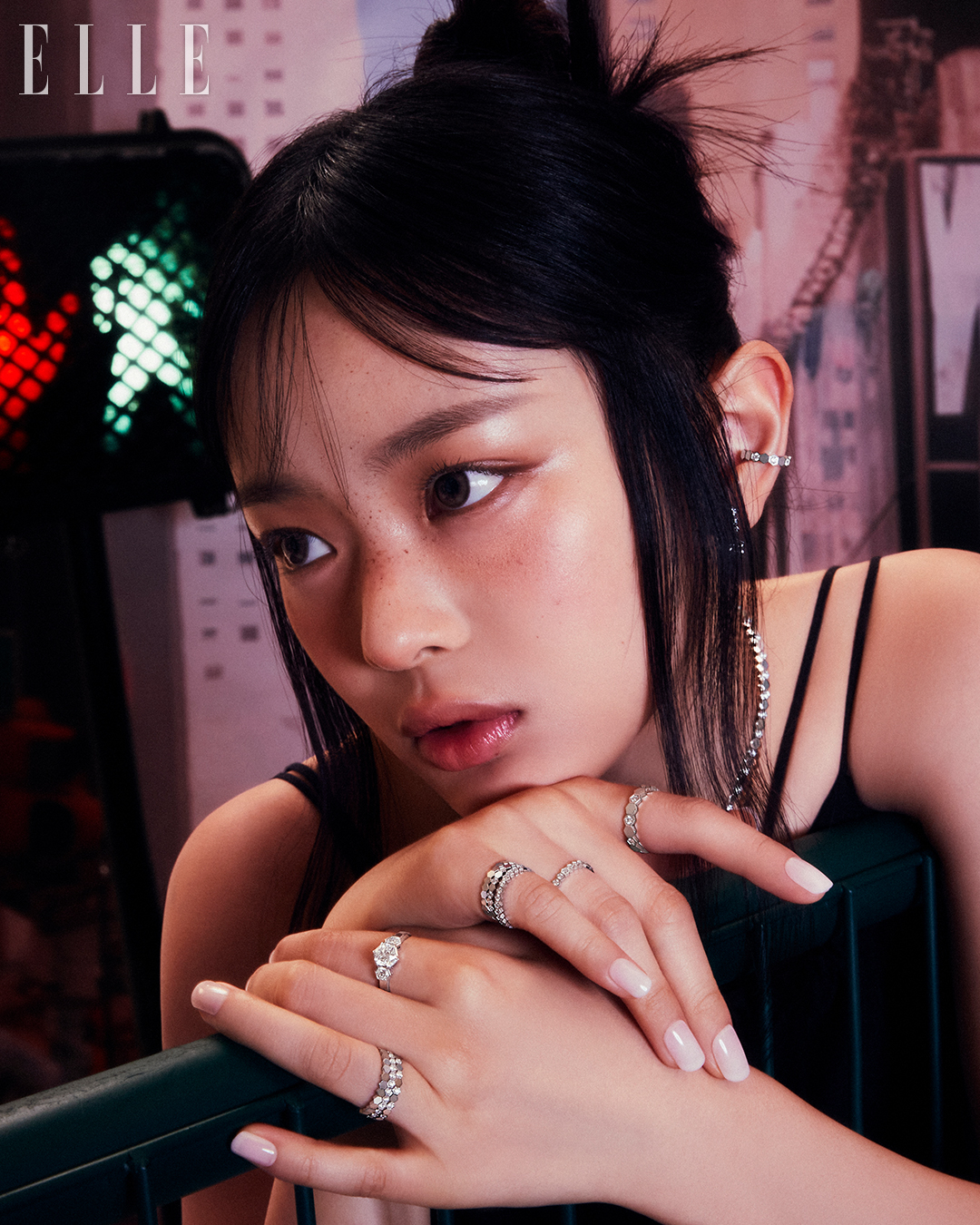 0.41캐럿의 브릴리언트 컷 다이아몬드 5개를 파베 세팅한 화이트골드 후프 이어링, 브릴리언트 컷 다이아몬드를 하프 파베 세팅한 화이트골드 네크리스, 오른손 검지에 낀 브릴리언트 컷 다이아몬드를 하프 파베 세팅한 화이트골드 링, 약지에 낀 다이아몬드 풀 파베 세팅 화이트골드 링, 새끼손가락에 레이어드한 링은 솔리드 버전 화이트골드 링과 다이아몬드를 하프 파베 세팅, 풀 파베 세팅한 화이트골드 링, 왼손 검지에 착용한 임페라트리스 컷 다이아몬드룰 세팅한 화이트골드 솔리테어 링, 약지에 낀 세 개의 링은 솔리드 버전과 다이아몬드를 각각 풀 파베 세팅, 하프 파베 세팅한 화이트골드 링은 모두 비 마이 러브 컬렉션으로 Chaumet.