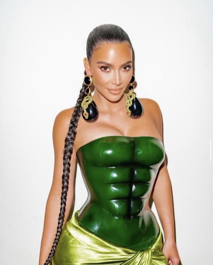 트롱푀유와 리얼리즘을 기반으로 한 스키아파렐리의 지난 컬렉션. (@schiaparelli)