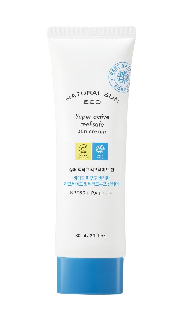 더페이스샵 내추럴 선 에코 슈퍼 액티브 리프세이프 선 SPF50+ PA++++ - 서핑, 수영도 할 수 있는 워터프루프 효과와 피지 조절 기능이 있고, 자작나무 수액과 루이보스잎 추출물이 피부 진정을 돕는다. 해양 생태계와 산호초를 지키는 ‘리프 세이프’ 처방. 80mL+네트백 세트 2만원. 