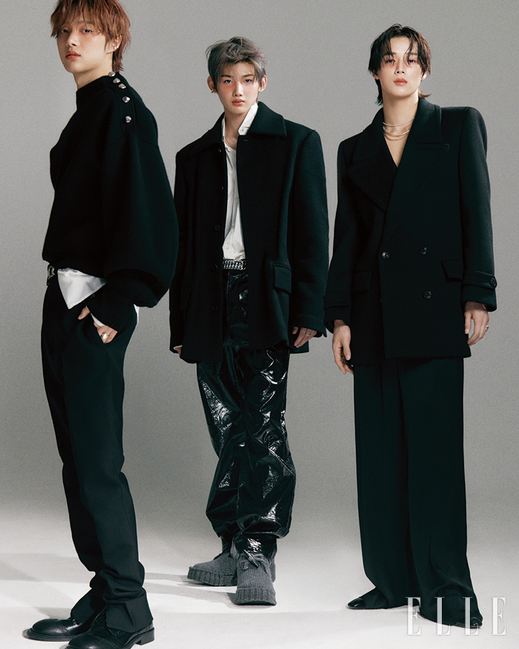 의주가 입은 니트와 팬츠, 슈즈는 모두 Ferragamo. 셔츠와 벨트, 이어 커프, 링은 모두 스타일리스트 소장품. 조가 입은 재킷과 팬츠, 슈즈는 모두 We11done. 이어 커프는 Portrait Report. 블루 펜던트 네크리스는 Bien Vetu. 셔츠와 벨트, 링은 모두 스타일리스트 소장품. 케이가 입은 재킷과 팬츠, 부츠는 모두 Saint Laurent by Anthony Vaccarello. 골드 체인 네크리스는 Tom Wood. 실버 네크리스와 골드 네크리스, 링은 모두 스타일리스트 소장품.