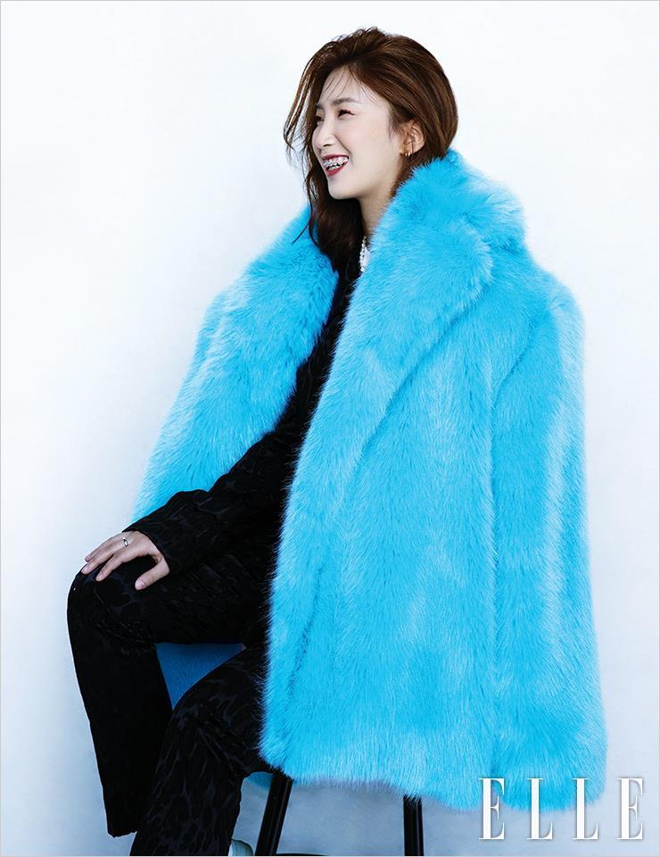허우령이 입은 수트 세트업과 에코 퍼 재킷은 모두 Dint. 그래픽 티셔츠는 Weekend Maxmara. 스니커즈는 Nike. 진주 네크리스는 Vaseul.