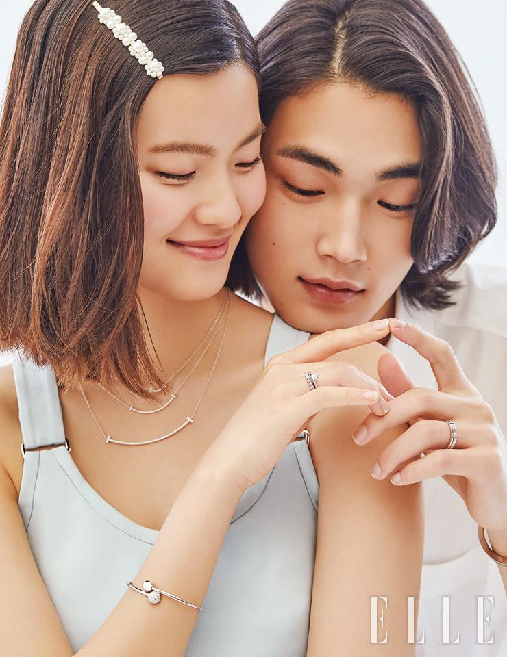 유진의 브릴리언트 컷 다이아몬드 장식의 티파니 세팅 링과 티파니 임브레이스 밴드 링, 티파니 하드웨어 볼 바이패스 브레이슬렛, 웃는 입 모습을 형상화한 티파니 티 스마일 미니, 미디엄, 라지 펜던트 네크리스는 가격 미정, 모두 Tiffany & Co. 실크 소재의 드레스는 가격 미정, Max Mara. 현근이 착용한 티파니 티 투 내로 링, 손목의 티파니 티 스퀘어 브레이슬렛은 가격 미정, 모두 Tiffany & Co. 화이트 셔츠는 가격 미정, Dior Men.