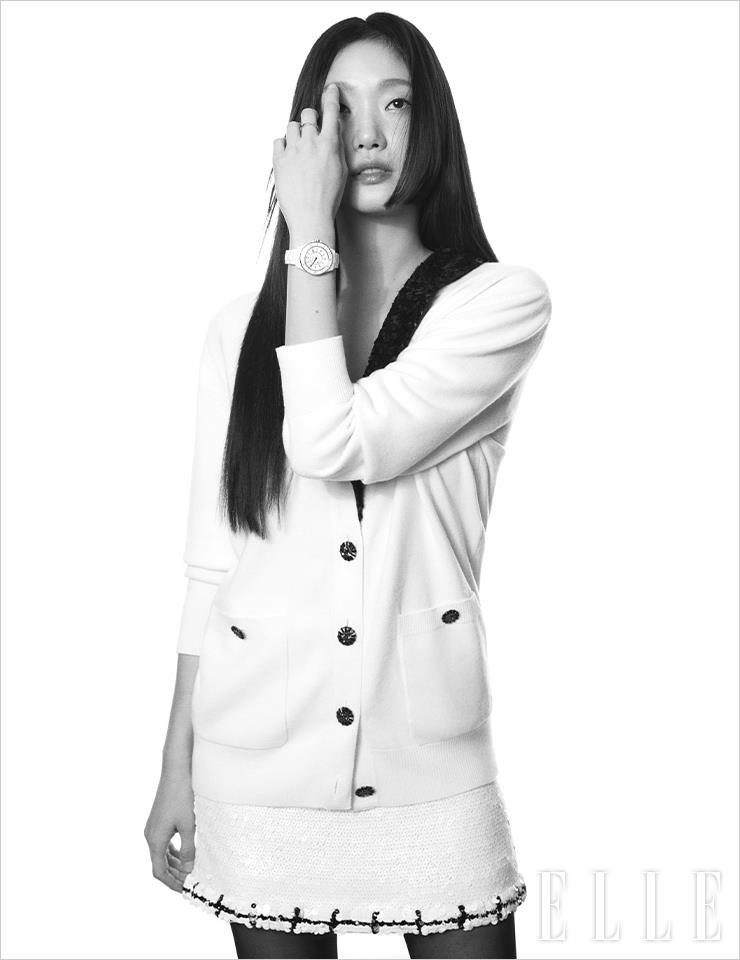 화이트 세라믹과 스틸 케이스로 완성한 J12 워치 칼리버 12.2 33mm와 퀼팅 디테일의 코코 크러쉬 반지는 모두 Chanel Watches & Fine Jewelry. 블랙 칼라 디자인의 카디건과 트위드 스커트는 Chanel.