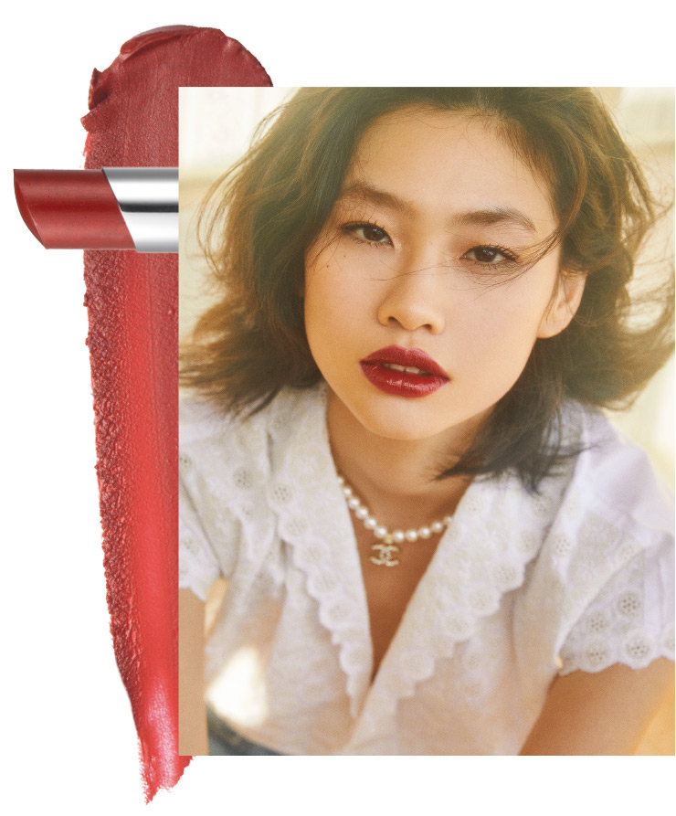 화장대 위에서 발견한 ‘루쥬’ 느낌의 레드 컬러로 뛰어난 보습력과 유리알 광택이 더해져 리얼 웨이에서도 부담 없이 바르기 좋은 루쥬 코코 블룸, 140 얼라이브, 4만7천원, Chanel. 