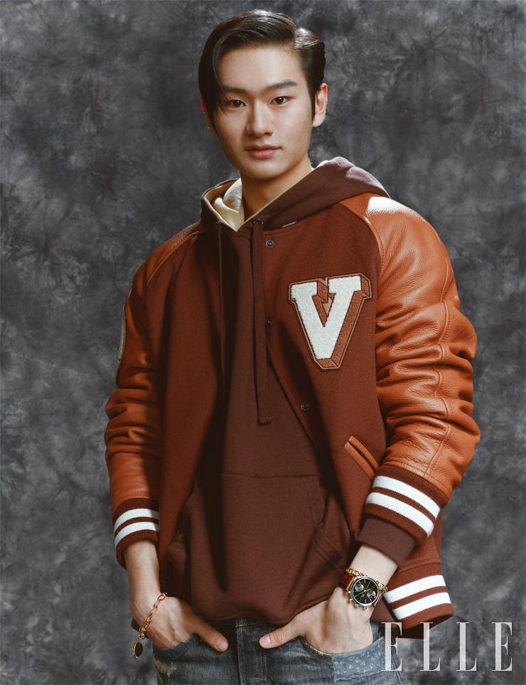 오른손에 착용한 코인 펜던트 장식의 ‘플립사이드’ 브레이슬릿은 가격 미정, Stephen Webster. 왼손에 착용한 옐로골드 ‘티파니 T 트루 7mm' 브레이슬릿은 가격 미정, Tiffany & Co. 스테인리스스틸 케이스와 블랙 다이얼을 장착한 ‘포르토피노 크로노그래프 39’ 워치는 8백80만원, IWC. 레더 슬리브 재킷은 3백70만원, 후디드 스웨트셔츠는 1백70만원, 모두 Valentino. 데님 팬츠는 41만9천원, Polo Ralph Lauren.