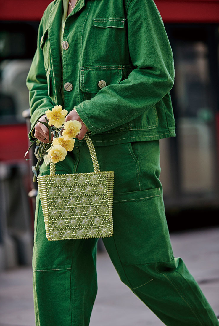 컬러의 강약 조절이 적절한 예. 함께 든 노란 꽃마저 패션의 일부인 듯하다.