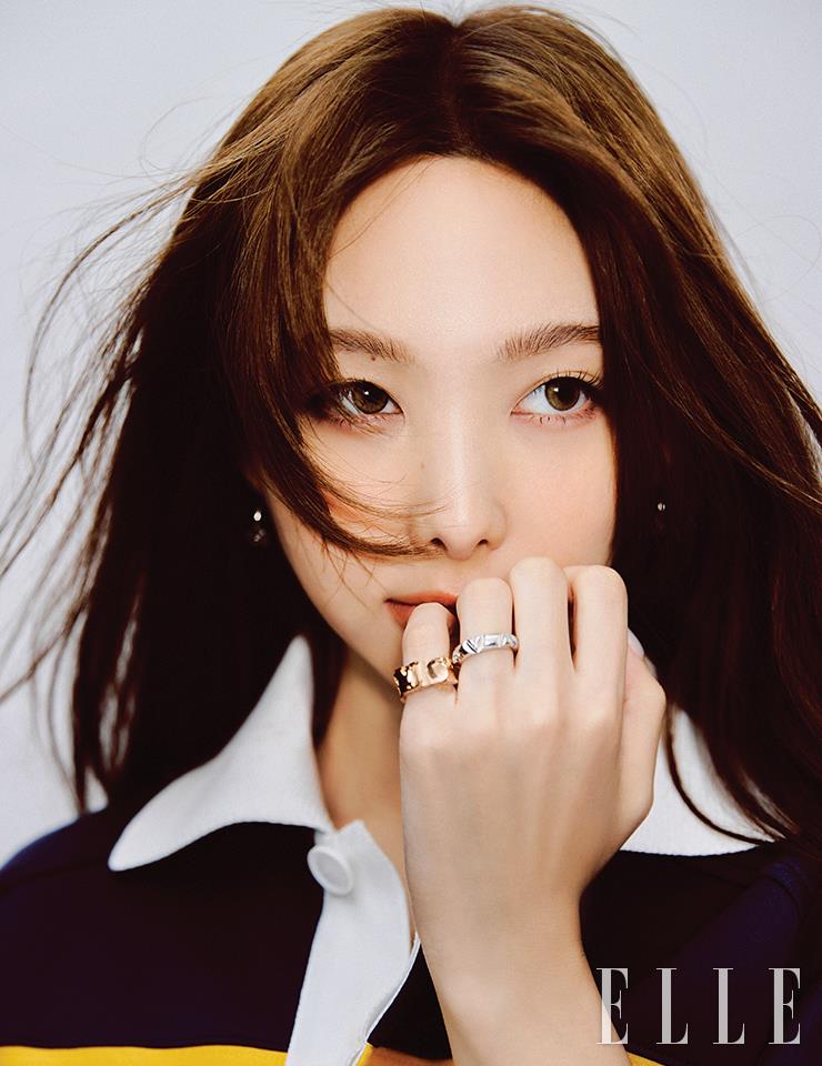 스트라이프 패턴의 럭비 티셔츠와 앙프렝뜨 후프 이어링, 핑크골드 앙프렝뜨 링, 화이트골드 LV 볼트 멀티 링은 모두 Louis Vuitton.