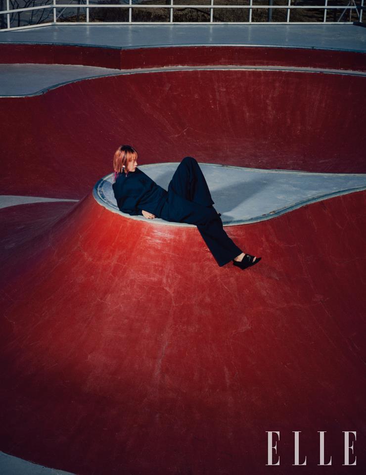  오버사이즈 스웨트셔츠와 배기 실루엣의 조거 팬츠, 블랙 뮬, 이어링은 모두 Balenciaga.