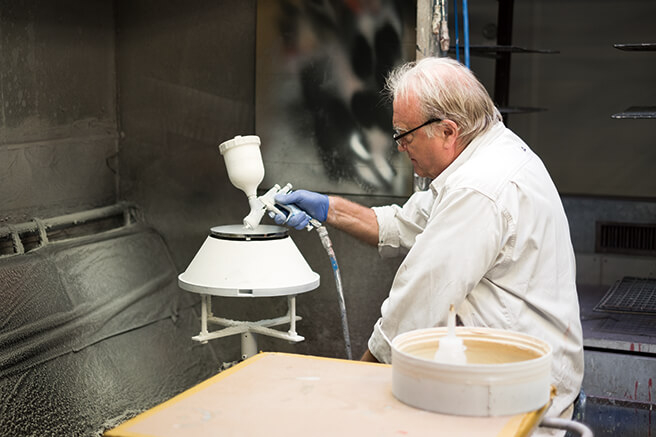 조명 갓 안쪽은 손으로 페인트 작업과 코팅 과정을 거친다.