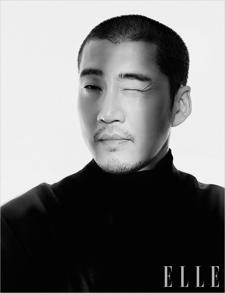 칼라리스 블레이저는 Masion Margiela by Mr. Porter. 터틀넥은 Zara.