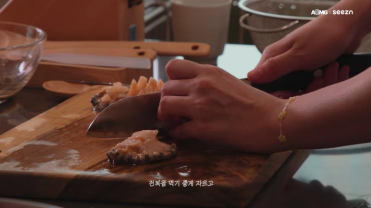 모두 ‘AOMGOFFICIAL’ 유튜브 영상 캡쳐