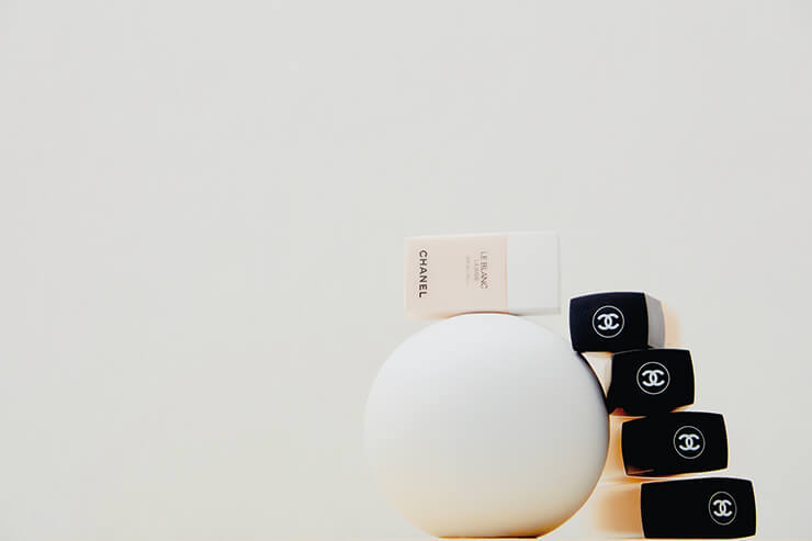 ‘복숭아 메베’로 유명한 샤넬 스테디셀러의 리뉴얼 버전. 칙칙하고 피곤해 보이는 피부에 화사한 생기를 부여하는 르 블랑 코렉팅 브라이트닝 메이크업 베이스, 로제, 7만3천원. 크림처럼 쫀쫀하면서도 극세사 이불처럼 얇고 가볍게 펴 발려 내 피부 같은 마무리감을 선사하는 파운데이션. 피지와 땀에 무너지지 않아 여름철 바르기 좋은 루미너스 매트 피니시의 울트라 르 뗑, 7만6천원, 모두 Chanel.