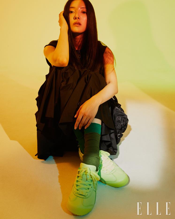 멀티 포켓의 베스트와 스커트, MEXICO 66™ CACTFUL™ GREEN 스니커즈는 모두 Onitsuka Tiger.