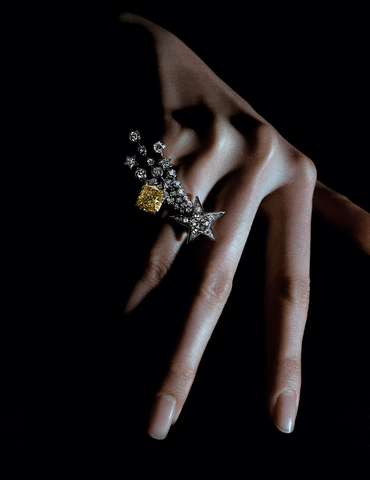 3.54캐럿의 옐로 다이아몬드를 더한 꼬메뜨 앙피니 링.