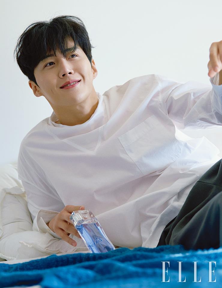 하루를 시작하는 물 한 잔처럼 싱그러운 김선호의 미소와 청량한 아쿠아틱 시트러스 향의 로 겐조 뿌르 옴므. 손에 물이 담겨 있는 듯한 커브 디자인 보틀에서 생동감이 전해진다. 민트와 시더우드의 조화로 탄생한 로 겐조 뿌르 옴므, 50ml 8만원대. Kenzo Parfums. 코튼 소재의 화이트 톱은 Lemaire. 그레이 팬츠는 B_ by Beaker.