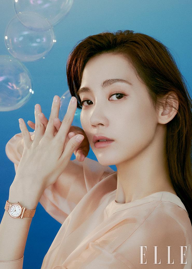다채로운 컬러의 토파즈 스톤 인덱스와 메시 밴드 디자인으로 러블리한 무드를 연출할 수 있는 간치니 스톤 컬렉션. Ferragamo Timepiece by Gallery O’clock. 핑크 시스루 셔츠는 MOONTAN.