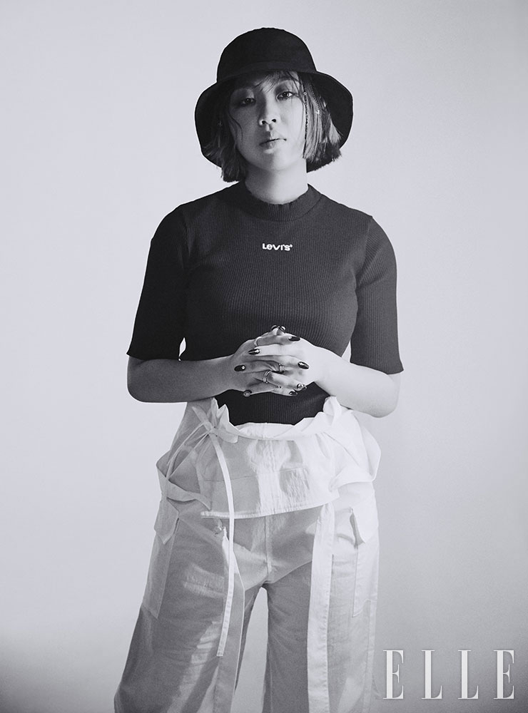 블랙 니트 톱은 Levi’s. 화이트 오버올 팬츠는 Pain or pleasure. 블랙 버킷 햇은 에디터 소장품. 