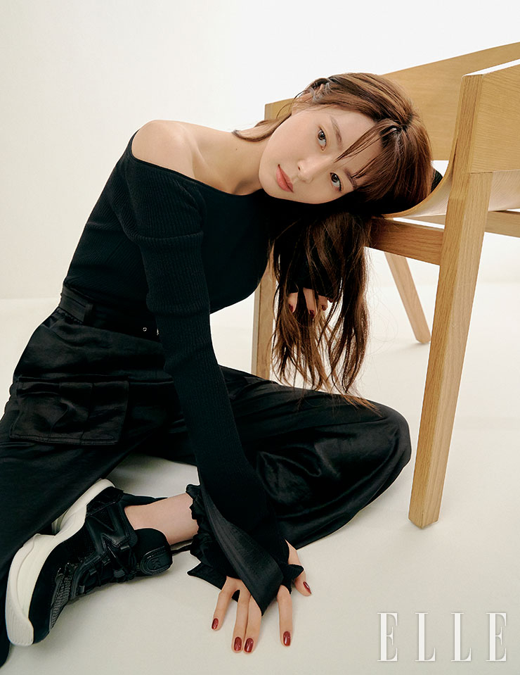 블랙 오프숄더 니트탑과 블랙 조거 벨트 팬츠는 aimons, 블랙 화이트굽 스니커즈는 michael kors.