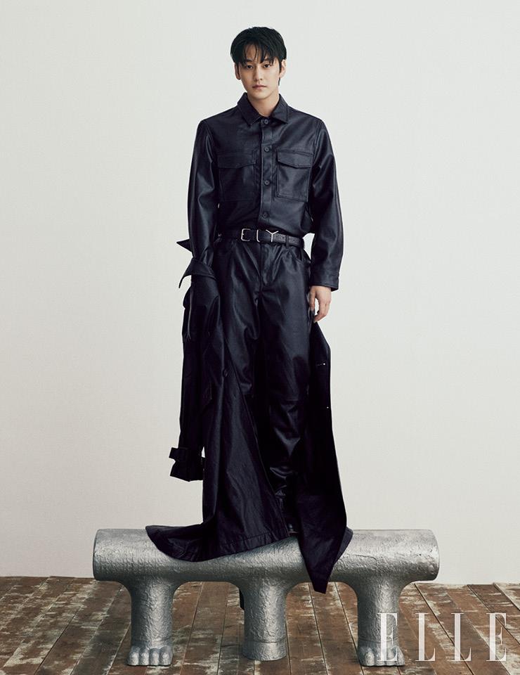 블랙 레더 트렌치코트는 Juun. J. 블랙 레더 셔츠와 팬츠는 모두 H&M. 벨트는 스타일리스트 소장품. 블랙 첼시 부츠는 Ermenegildo Zegna X FOG. 동물의 발을 형상화한 벤치는 Studio Hak.