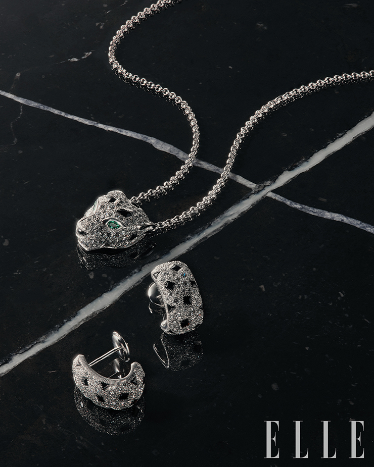 화이트 골드, 오닉스, 에메랄드, 브릴리언트 다이아몬드의 조화로 완성된 팬더 드 까르띠에 네크리스와 이어링은 Cartier.