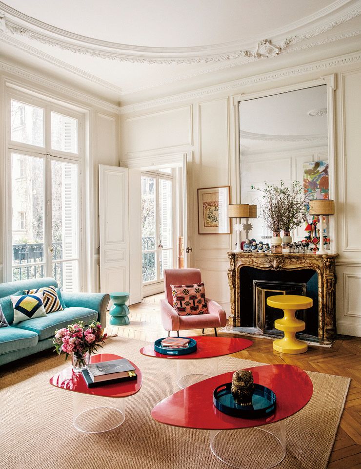 거실 한가운데 놓인 강렬한 빨간색 탁자가 리넨 소재의 청록색 소파를 더욱 돋보이게 만들어준다. 탁자는 자네트 라베리에르(Janette Laverrie‵re), 리넨 소파는 더콘란숍에서 구입한 것.