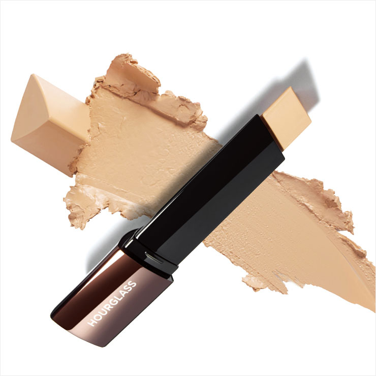 배니쉬 파운데이션 스틱, 6만원, Hourglass. 컨실러의 커버력, 크림 파운데이션의 부드러움을 갖춘 워터프루프 스틱 파운데이션. 고농도의 피그먼트가 피부 결점을 감쪽같이 가려주면서 고급스러운 매트 피니시를 선사한다. 