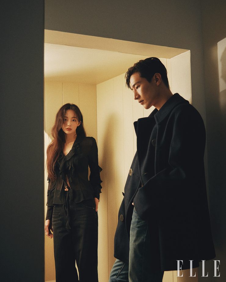 금새록이 입은 브라톱은 Ganni by Beaker. 블라우스는 Blumarine. 데님 팬츠는 Eenk. 실버링은 tom Wood . 노상현이 입은 하프 코트는 Loro Piana. 데님 팬츠는 Levi’s.