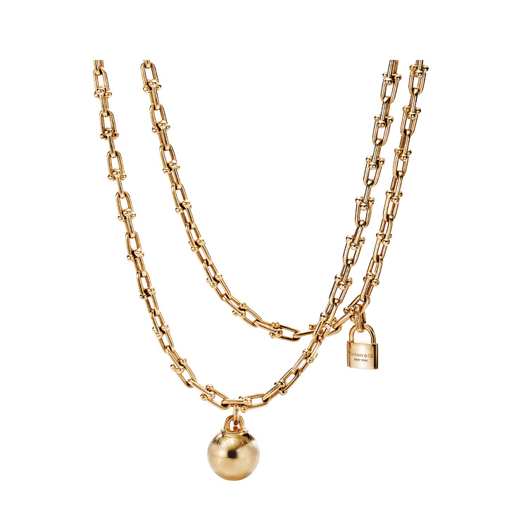 볼과 자물쇠가 달린 체인 네크리스는 가격 미정, Tiffany & Co.