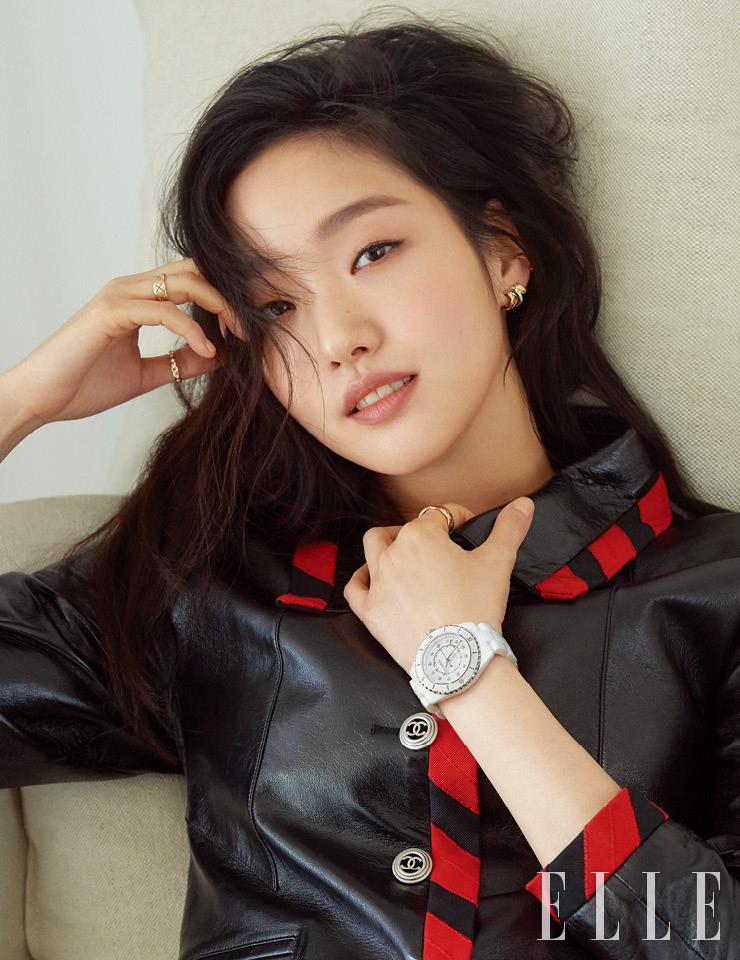  12개의 다이아몬드 인디케이터와 화이트 세라믹 카보숑이 세팅된 스틸 스크루-다운 크라운의 화이트 J12 워치, 왼손 두 번째 손가락의 퀼팅 모티프 옐로골드 코코 크러쉬 스몰 링, 오른손 네 번째 손가락의 옐로골드 코코 크러쉬 스몰 링, 첫 번째 손가락의 퀼팅 모티프 옐로골드 코코 크러쉬 다이아몬드 미니 사이즈 링, 18K 화이트와 옐로골드가 레이어드된 코코 크러쉬 이어링은 모두 Chanel Watches & Fine Jewelry.