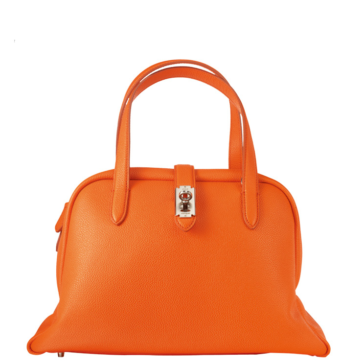 넉넉한 수납공간을 자랑하는 토트백은 32만5천원, Vunque.