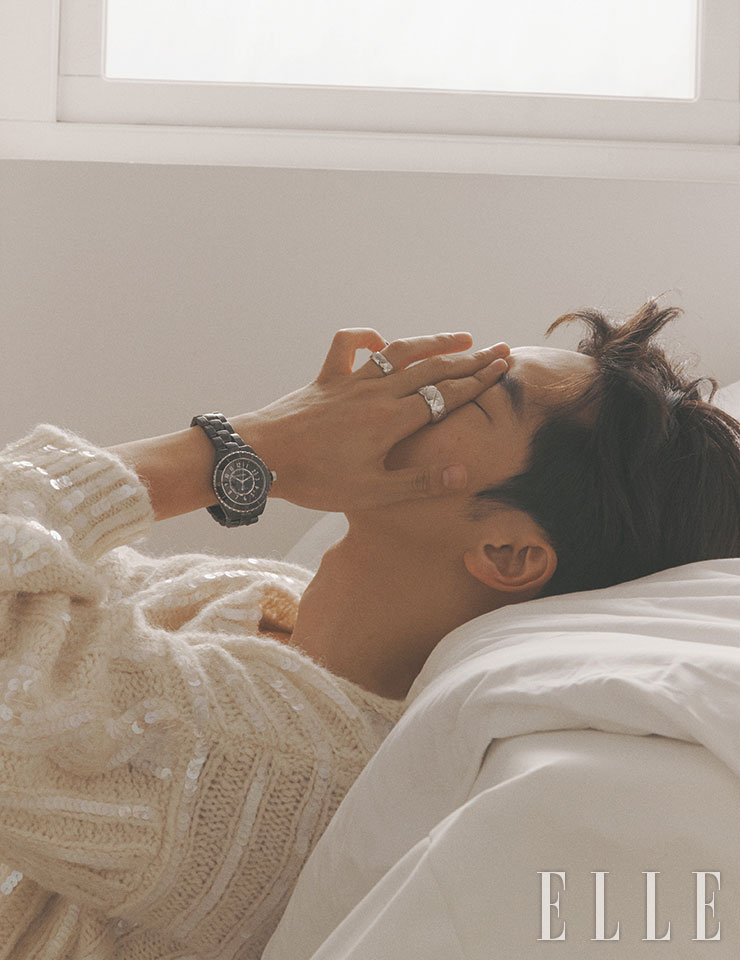 블랙 세라믹 카보숑을 세팅한 스틸 스크루–다운 크라운이 돋보이는 J12 블랙 워치, 퀼팅 모티프의 화이트골드 코코 크러쉬 미디엄 링과 스몰 링은 모두 Chanel Watches & Fine Jewelry. 니트 톱은 Moschino. 