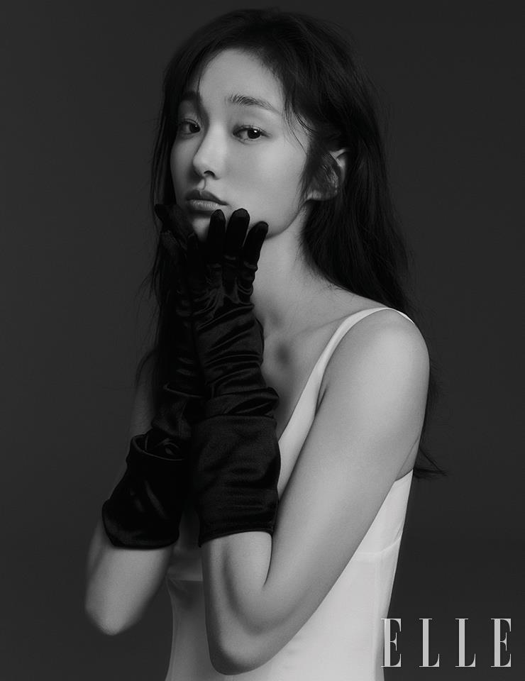 화이트 드레스는 Ensue. 글러브는 스타일리스트 소장품.