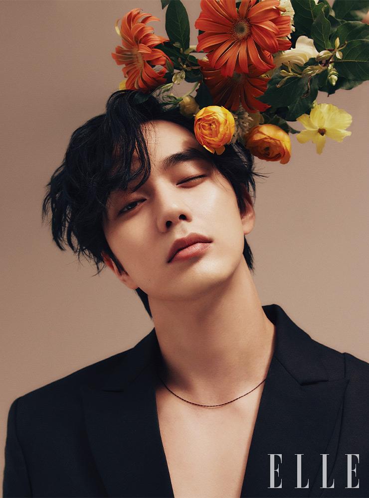 블랙 재킷은 Alyx. 블랙 컬러의 체인 네크리스는 Xte.