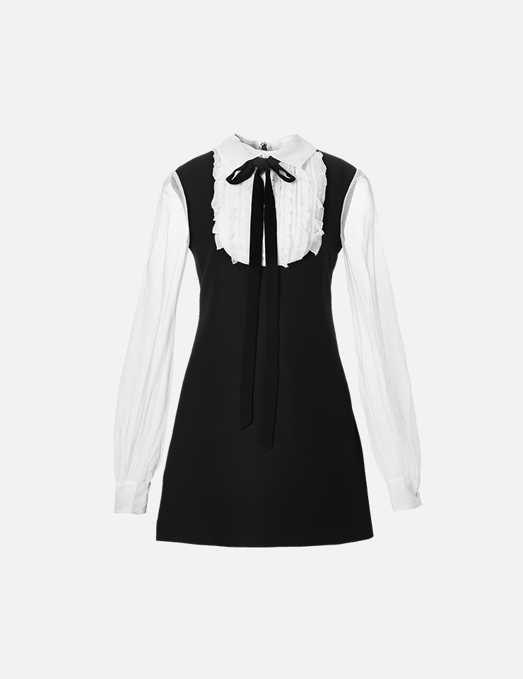 리본 디테일의 미니드레스는 5백65만원, Valentino.