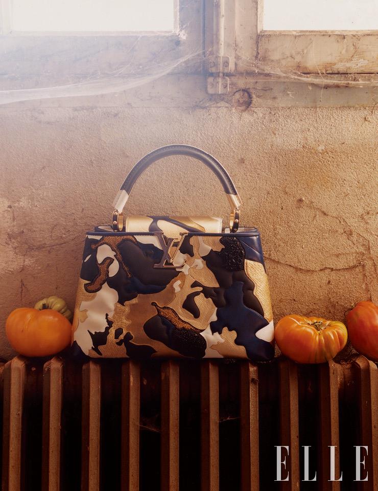 ZHAO ZHAO_ 중국 출신의 자오 자오는 2018년 조각 작품 ‘인 익스트레미스 No. 3(In Extremis No. 3)’를 재해석해 완성했다. 원작의 화려한 메탈 조각은 다섯 종류의 가죽을 353개 조각의 정교한 레이저 컷 패치로 재탄생시켜 손 자수와 기계 자수, 프린트를 통해 7개의 다양한 패턴으로 완성하거나 양각 작업을 한 것이 특징이다. 자오 자오가 완성한 아티카퓌신 백은 Louis Vuitton.