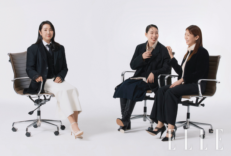 (왼쪽부터) 배수현이 입은 블랙 재킷은 Delada, 아이보리 레더 스커트는 Yunse, 아이보리 힐은 Briana, 이어링과 셔츠,베스트는 모두 스타일리스트 소장품. 서소영이 입은 블랙 재킷은 Bottega Veneta, 블랙 니트 베스트는 Zara, 블랙 롱 부츠는 Maison margiela, 블랙 스커트와 베이지 셔츠, 이어링과 네크리스는 모두 스타일리스트 소장품. 전혜진이 입은 블랙 벨벳 재킷과 블랙 팬츠는 모두 Kilo, 블랙 스트랩 힐은 Miu Miu, 베이지 블라우스와 이어링은 스타일리스트 소장품, 링은 본인 소장품.
