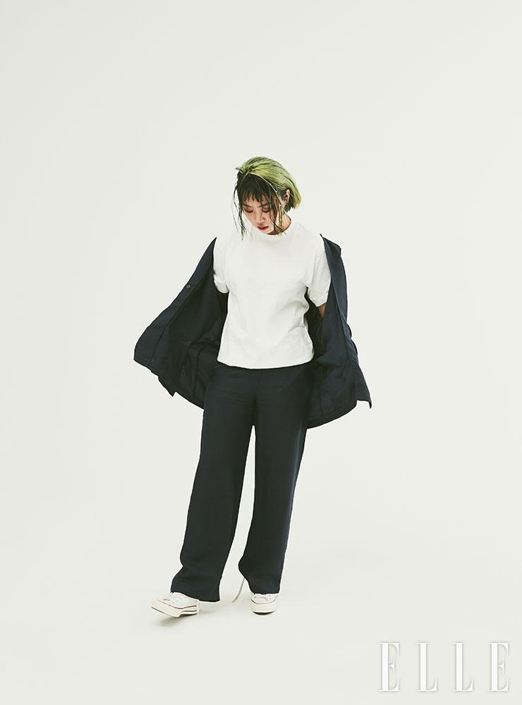 화이트 티셔츠는 DO NOT DISTURB. 수트는 스타일리스트 소장품.