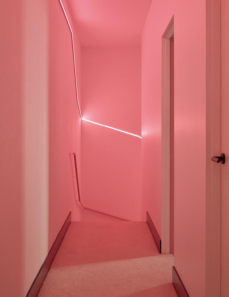 별채의 계단을 따라 LED 조명 띠가 설치돼 있다. 듀럭스(Dulux) 페인트 ‘올스에이스’ 라인 제품으로 칠한 벽과 카펫의 색에 맞춰 LED 조명도 핑크색으로 선택했다. 
