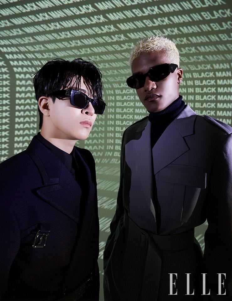 현민이 입은 그레이 셋업 수트는 Dior Men. 터틀넥 톱은 스타일리스트 소장품. 선글라스는 Prada by Luxottica. 영재가 입은 버클 디테일의 셋업 수트와 셔츠는 Dolce&Gabbana. 선글라스는 Burberry by Luxottica.