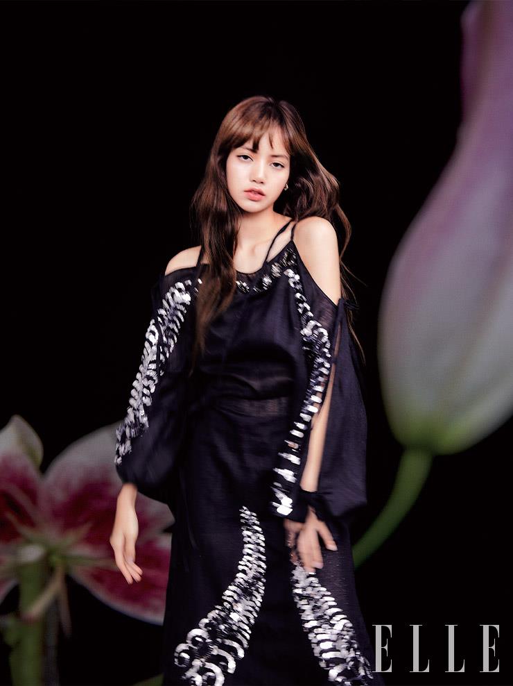 깃털 모티프의 네이비 거즈 드레스는 Prada.