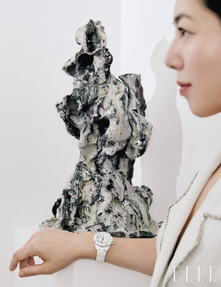 화이트 래커 다이얼에 블랙 세라믹 인디케이터를 장착한 33mm J12 워치 칼리버 12.2는 Chanel Watches.