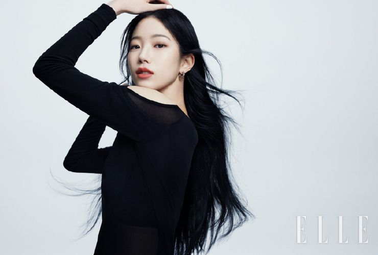 블랙 톱은 Tom Ford. 