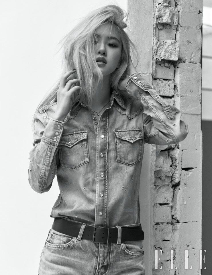 빈티지한 워싱의 데님 셔츠와 팬츠, 와이드 벨트, 펜던트 네크리스는 모두 Saint Laurent by Anthony Vaccarello.